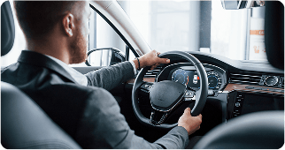 Mantenimiento integral de flotas - Interior de auto moderno con manos en el volante